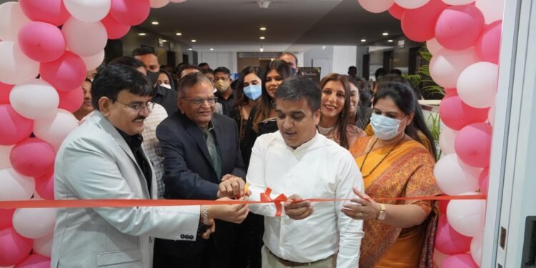 Experience Surat’s finest aesthetic & cosmetic treatments with top-notch infrastructure & world-class technology at Sakhiya Skin Clinic