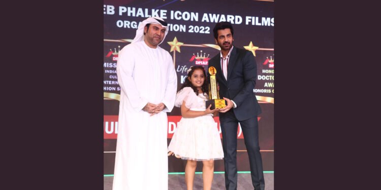 Daughter of Indore city Jiana Shah gets Dadasaheb Phalke Icon Award in Dubai