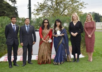 Indian artist Swati Ghosh wins The ‘Arte and Cavallo Trofeo’ award in Milan for her artwork “Power of Energy”