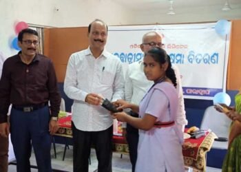 OSL gives away free reading glasses to school students with low-vision