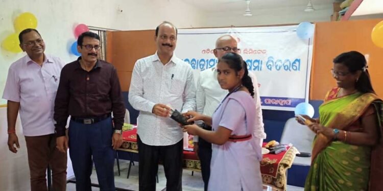 OSL gives away free reading glasses to school students with low-vision